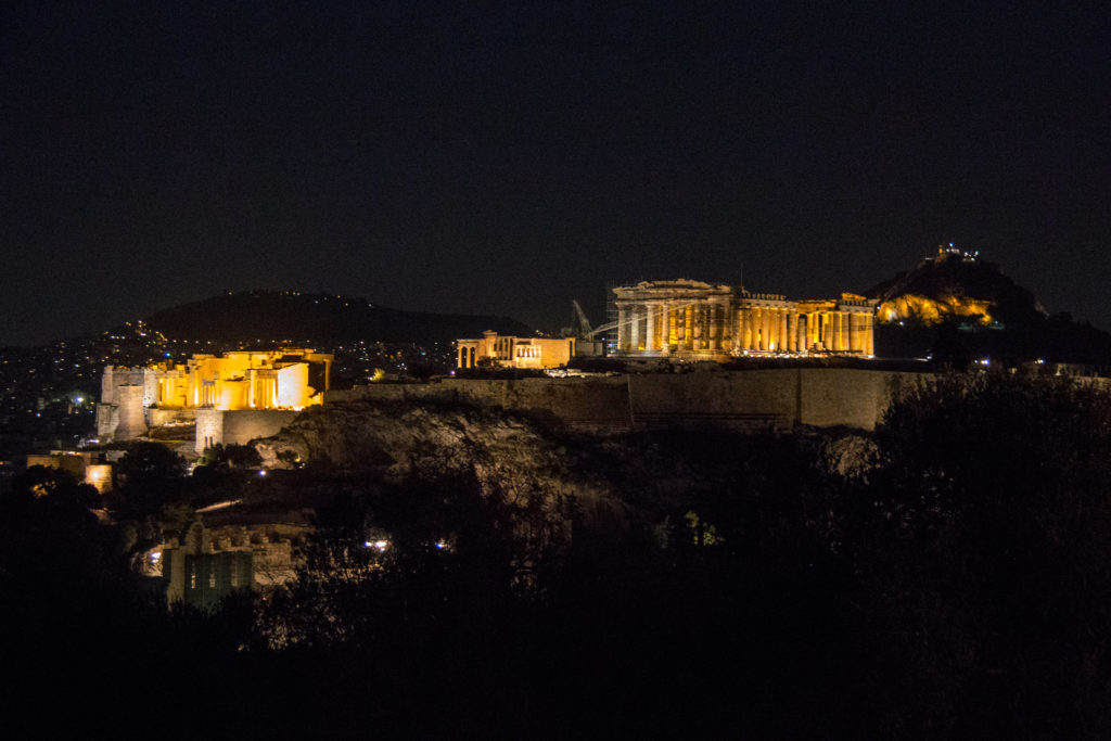 L'Acropole la nuit, au centre-ville d'Athènes. Capté depuis le sommet de la butte de Philopappos.