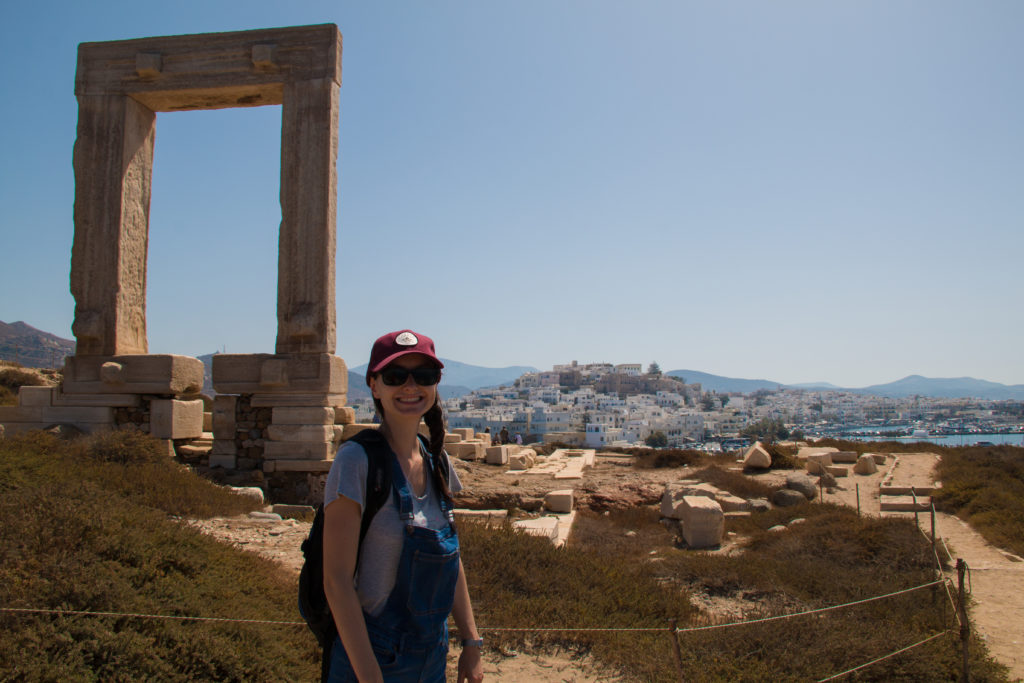 Gabrielle et les ruines du temple d'Appolon, à Naxos.